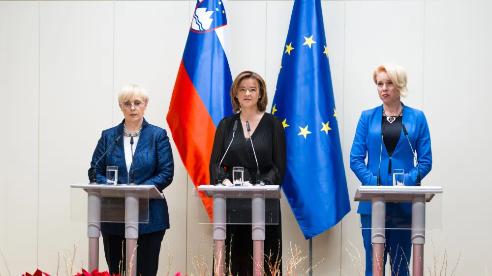 Predsednica države Nata&scaron;a Pirc Musar, zunanja ministrica Tanja Fajon in predsednica parlamenta Ur&scaron;ka Klakočar Zupančič so z uvodnimi nagovori orisale delo diplomacije in prihajajoče izzive.&nbsp;