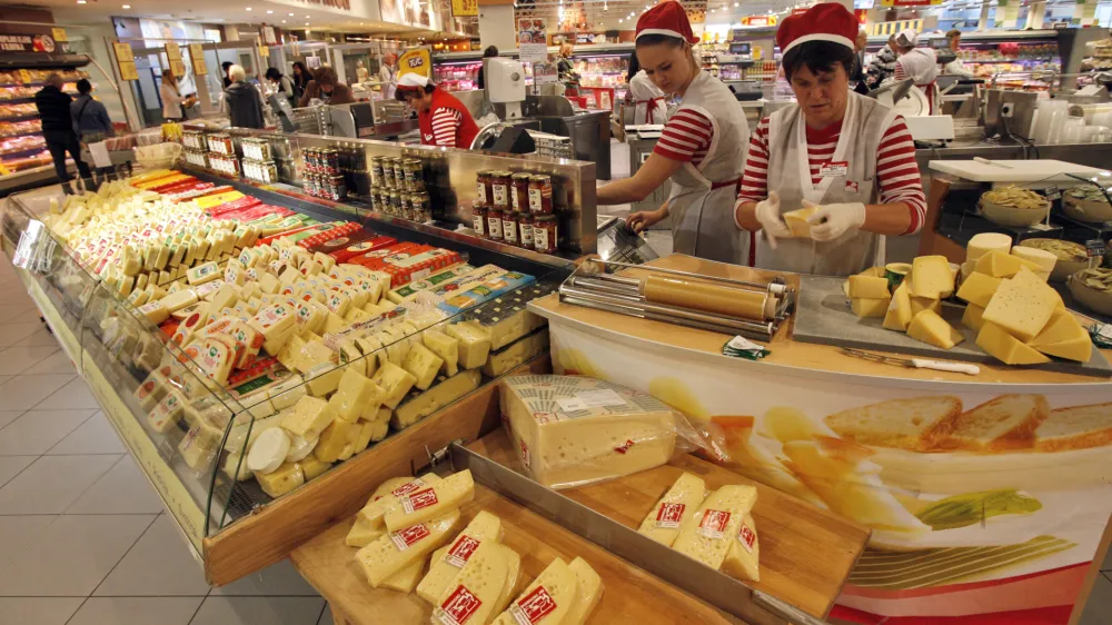 mlečni izdelki - siri - izdelki iz slovenskega mleka - slovenska prehrana - prodajalke sira -  - Mercator center &Scaron;i&scaron;ka - Hipermarket, Cesta Ljubljanske brigade 33, //FOTO: Tomaž Skale