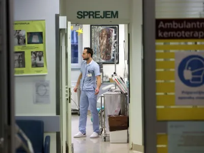 <br>-Simbolična fotografija -<br>kemoterapija<br><br><br>- 15.01.2024 - stavka Sindikata zdravnikov in zobozdravnikov Slovenije &ndash; protest zaradi neuresničenih zavez vlade iz že sklenjenih sporazumov - zbor zaposlenih na Onkolo&scaron;kem in&scaron;titutu Ljubljana<br><br>//FOTO: Tomaž Skale<br>