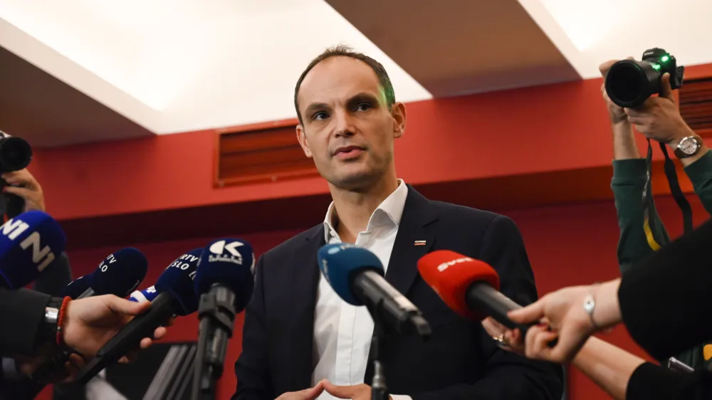 dr. Anže Logar, kandidat za predsednika republike - Volilni &scaron;tab predsedni&scaron;kega kandidata Anžeta Logarja - 13.11.2022 &ndash; Predsedni&scaron;ke volitve 2022 &ndash; 2. krog - sedme volitve za petega predsednika republike v samostojni Sloveniji &ndash; volilci v drugem krogu odločali med kandidatoma Anžetom Logarjem in Nata&scaron;o Pirc Musar, //FOTO: 