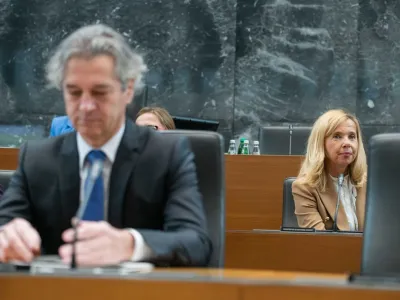 Ljubljana, DZ.<br>Zacetek redne seje DZ, na kateri so se poslanci seznanili z odstopom ministrice za notranje zadeve Tatjane Bobnar in postavljali poslanska vprasanja predsedniku vlade Robertu Golobu in ministrski ekipi.