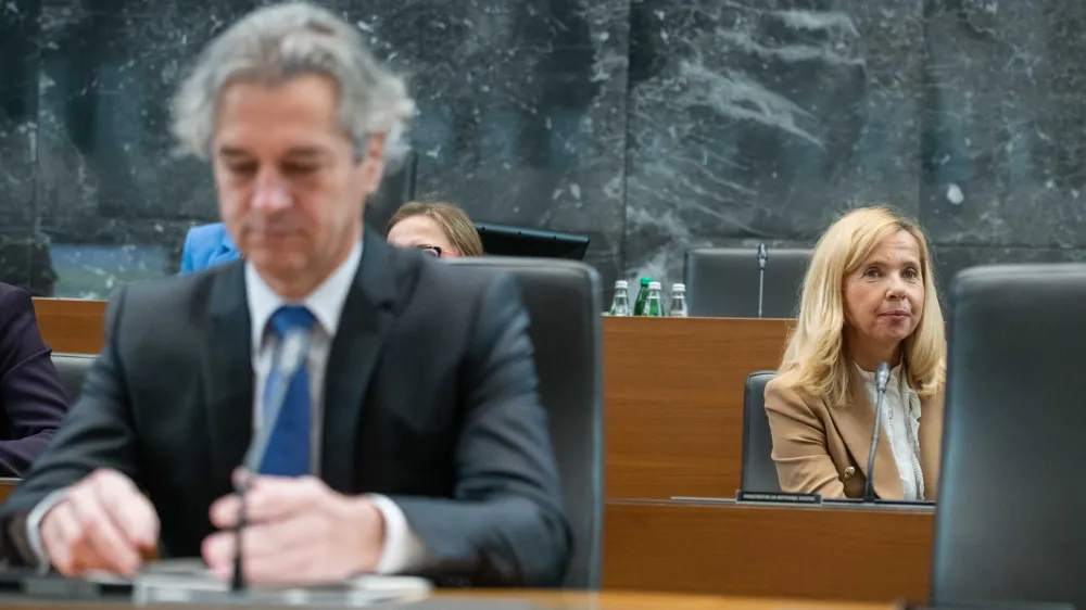 Ljubljana, DZ.<br>Zacetek redne seje DZ, na kateri so se poslanci seznanili z odstopom ministrice za notranje zadeve Tatjane Bobnar in postavljali poslanska vprasanja predsedniku vlade Robertu Golobu in ministrski ekipi.