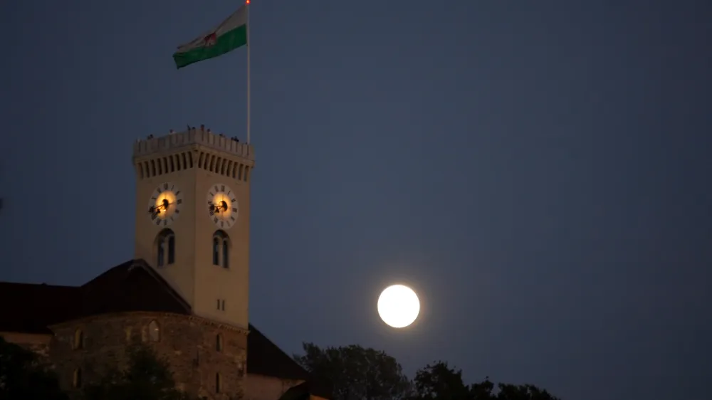 Ljubljanski grad, polna luna, ilustrativna fotografijafoto: Bojan Velikonja