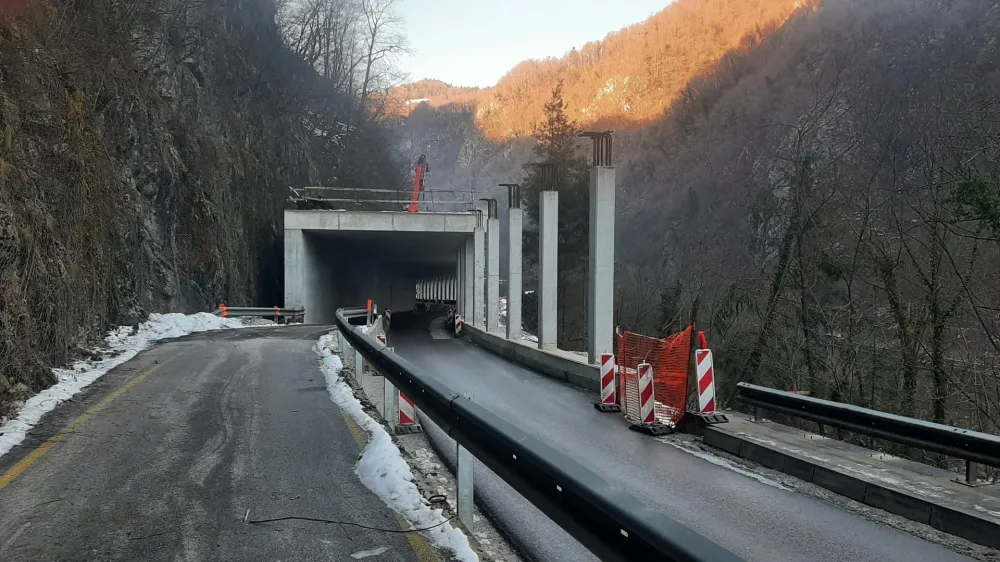 Galerijo &Scaron;klendrovec na cesti Litija&ndash;Zagorje ob Savi gradijo že tri leta.
