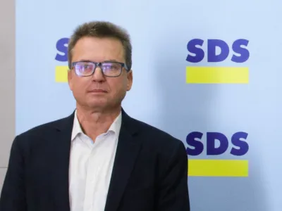 Ljubljana, DZ.<br>NK poslanske skupine SDS o zbranih podpisih za tri zakonodajne referendume.<br>Poslanci SDS Zvonko Cernac, Branko Grims in Alenka Jeraj.