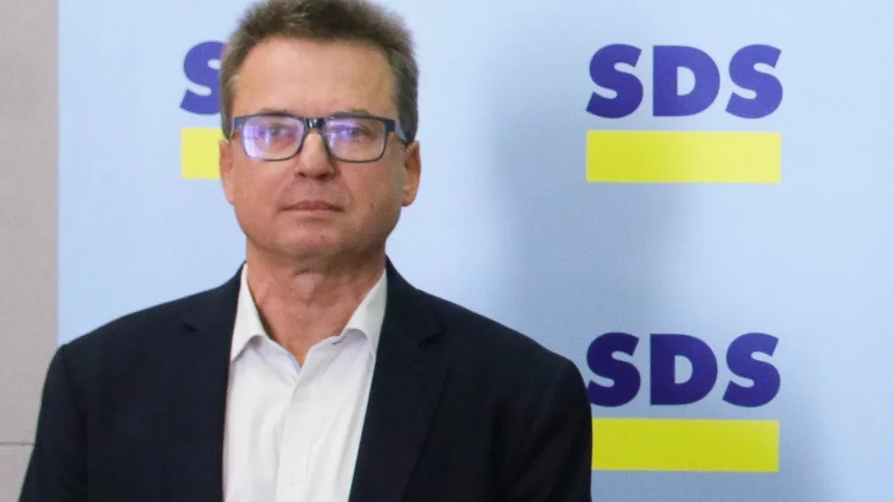Ljubljana, DZ.<br>NK poslanske skupine SDS o zbranih podpisih za tri zakonodajne referendume.<br>Poslanci SDS Zvonko Cernac, Branko Grims in Alenka Jeraj.