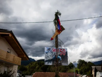 Rojstnodnevni mlaj v Kamniku.- 20.09.2023 &ndash; reportaža o maljih v Sloveniji, tradicionalni pojav, ki je v zadnjih letih vse pogostej&scaron;i, tudi v mastih ne zgolj na podeželju. //FOTO: Bojan VelikonjaOPOMBA: REPORTAŽA ZA OBJEKTIV 2023