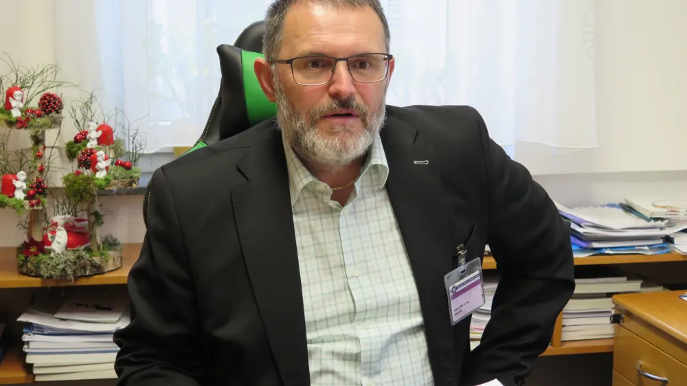 Slovenj Gradec, bolnisnica.<br>Novinarska konferenca direktorja Splosne bolnisnice Slovenj Gradec Janeza Lavreta o aktualnem dogajanju v bolnisnici.<br>Direktor Splosne bolnisnice Slovenj Gradec Janez Lavre.