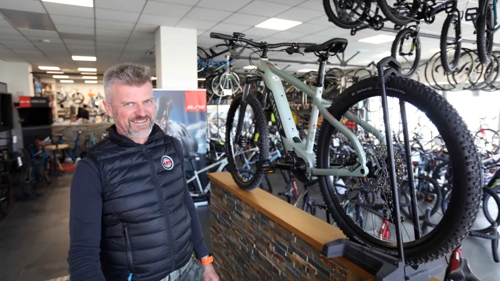 - 08.03.2022 - Dejan Poženel, gorski turni kolesar - vodja kolesarske trgovine eBike Store A2U na Trža&scaron;ki cesti 133 v Ljubljani //FOTO: Tomaž Skale 