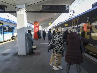 Največji železni&scaron;ki projekt v leto&scaron;njem letu bo nadgradnja ljubljanske železni&scaron;ke postaje. Ocenjena vrednost v razpisu je 211 milijonov evrov (z DDV). V sklopu nadgradnje železni&scaron;ke postaje Ljubljana je predvidena ureditev celotne železni&scaron;ke postaje in gradnja podvozov na Dunajski in &Scaron;martinski cesti ter Potrčevi ulici. Končana naj bi bila leta 2026.