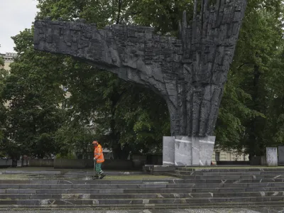 Spomenik revolucije bi lahko zamenjal novi spomenik osamosvojitve. Foto: Luka Cjuha&nbsp;