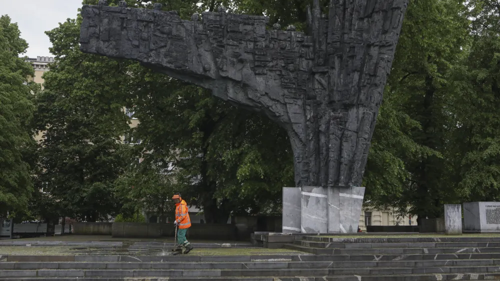 Spomenik revolucije bi lahko zamenjal novi spomenik osamosvojitve. Foto: Luka Cjuha&nbsp;
