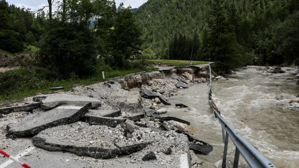 - uničena cesta med Solčavo in Lučami.Solčava - Savinjska dolina- Logarska dolina - odpravljanje posledic poplav &ndash; sanacija &scaron;kode -  - 08.08.2023 &ndash; najhuj&scaron;a naravna ujma v zgodovini Slovenije - prizadeti dve tretjini države - ujma - poplave &ndash; zemeljski plazovi &ndash; //FOTO: Bojan Velikonja