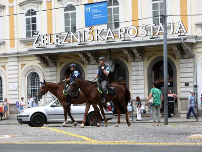26.07.2023 - simbolična fotografija - <br> Železni&scaron;ka postaja Ljubljana, policija, konjeniki<br><br>Foto: Tomaž Skale<br><br><br>