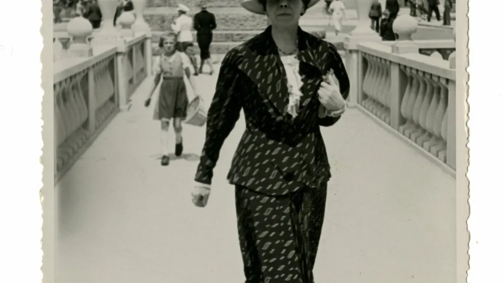 Elza Kastl Obereigner v popoldanski obleki na Tromostovju, 1940 _ zasebna last