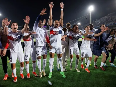 Zvezdnik PSG Kylian Mbappe in soigralci so se takole veselili napredovanja v polfinale lige prvakov. Mbappe je proti Barceloni v ligi prvakov dosegel že &scaron;est golov, kar je največ med vsemi ekipami. Le Nemec Thomas M&uuml;ller je večkrat zatresel mrežo Barcelone &ndash; osemkrat. F Reuters.