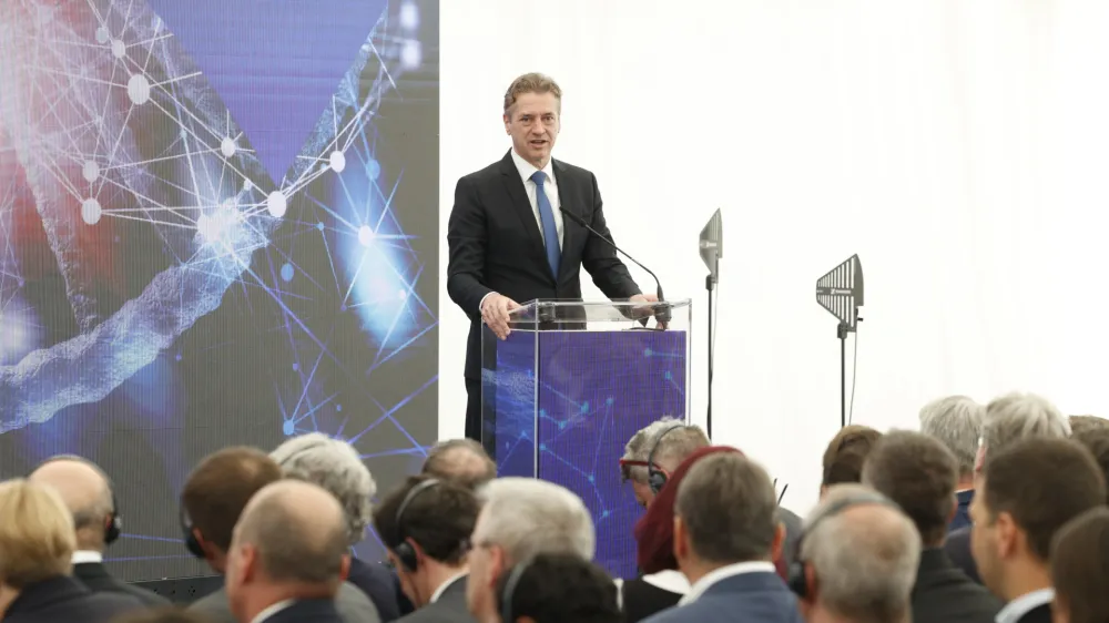 Ljubljana, Verovskova ulica.Dogodek svicarske farmacevtske druzbe Sandoz ob polaganju temeljnega kamna za razvojni center podobnih bioloskih zdravil.Predsednik vlade Robert Golob.