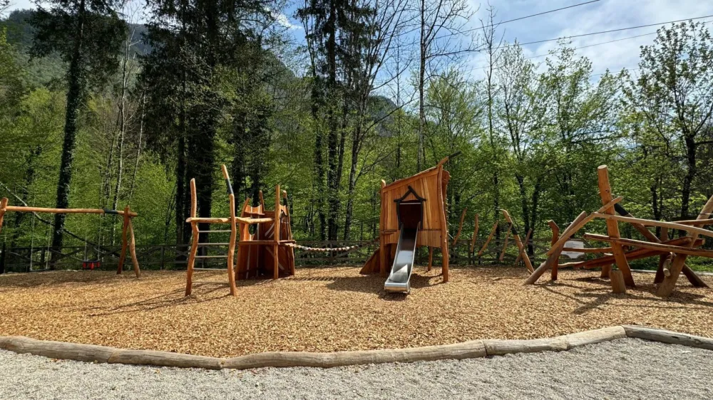 Ob letnem vrtu Pod žičnico se nahaja nov mini adrenalinski park za najmlaj&scaron;e obiskovalce.