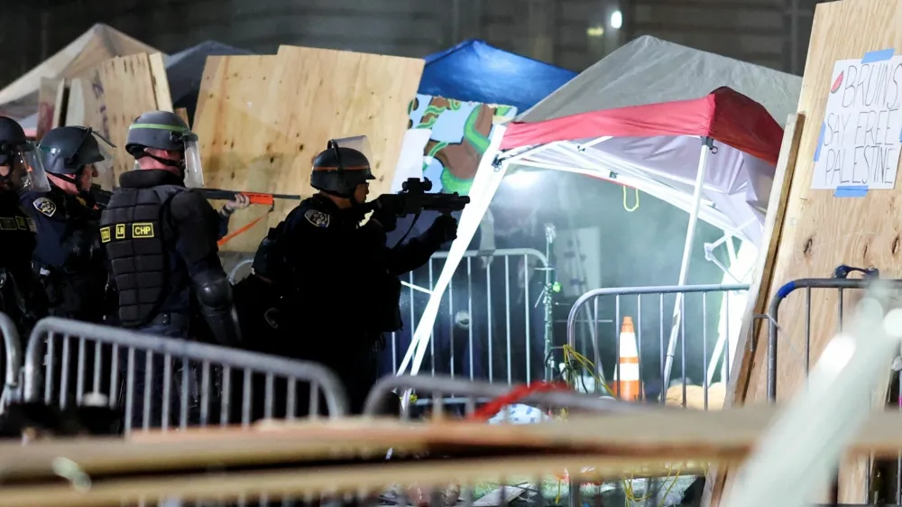 Policija posreduje proti protestnikom v podporo Gazi, ki so se zabarikadirali na univerzi UCLA v Los Angelesu. Foto: Reuters