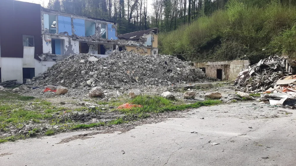 Medijske toplice so kljub drugačnim napovedim lastnikov &scaron;e vedno ru&scaron;evina.