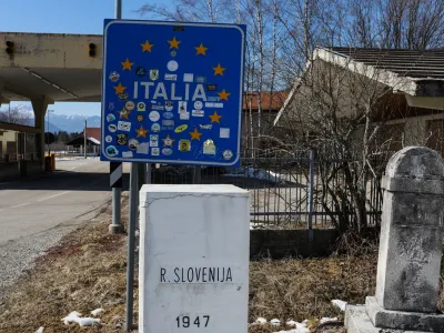- Rateče &ndash; nadzor na slovenski meji - omejen vstop iz Italije v Slovenijo - kontrolna točka na mejnem območju - mejni prehod - meja Slovenija - Italija - mejni kamen,-- 12.03.2020 - Koronavirus COVID-19 v Sloveniji &ndash; razgla&scaron;ena epidemija - od 4. marca okuženih 96 oseb - ukrepi za preprečevanje &scaron;irjenja okužb s koronavirusom - //FOTO: Bojan Velikonja