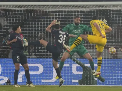 Poveljnik obrambe Borussie Dortmund Mats Hummels (v rumenem dresu), je takole dosegel edini gola na tekmi v Parizu.