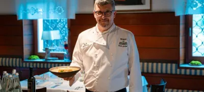 Chef Uroš Gorjanc bo goste razvajal v gostilni Krištof v Predosljah, ki že leta sodi v vrh slovenskih kulinaričnih zgodb. 