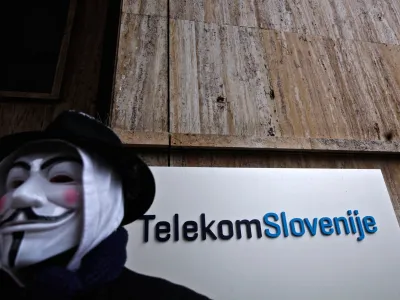 Telekom Slovenije - - maske anonimnežev Anonymous, stavba- protestni shod proti mednarodnemu trgovinskemu sporazumu za boj proti ponarejanju (Acta);  //FOTO: Luka Cjuha