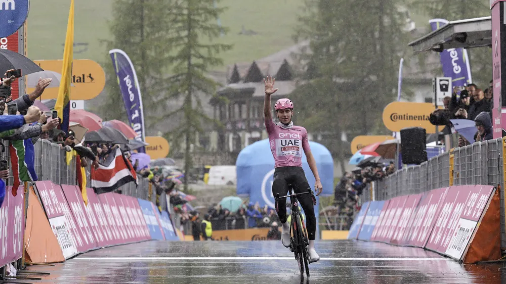 Da je trenutno z drugega planeta, je Tadej Pogačar pokazal tudi tako, da je predačsno odvrgel dežno opremo in v hudem mrazu dirkal v kratkih rokavih.&nbsp;
