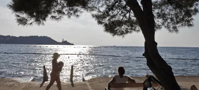 - Strunjan, strunjanska plaža, kopalci, ukinjeno plačevanje vstopnine za na plažo. //FOTO: Luka Cjuha