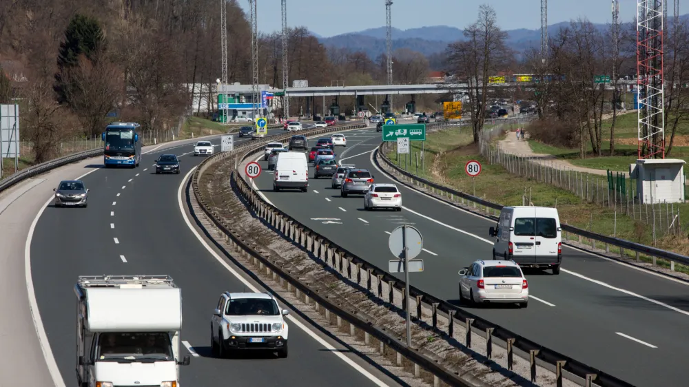 - 02.04.2018 &ndash; primorska avtocesta - cestninska postaja LOG - povečan promet na slovenskih cestah zaradi velikonočnih praznikov  //FOTO: Luka Cjuha.