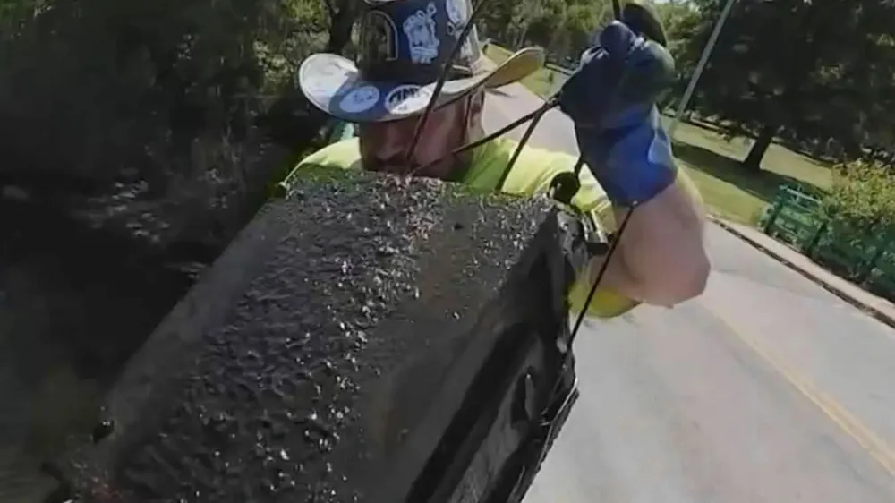 Sef, ki sta ga z magnetom potegnila na povr&scaron;je.