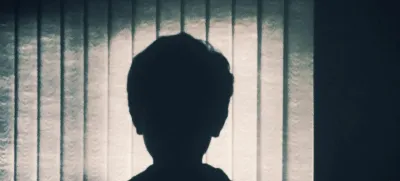 Enajstletni deček iz ene od gorenjskih šol naj bi oktobra lani v šoli v naravi spolno napadel sošolca. Ta se je po pol leta zaupal svojemu očetu. Fotografija je simbolična. 