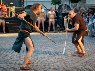 Videli boste več dvobojev, med drugim se bosta spopadla suličarja.&nbsp;