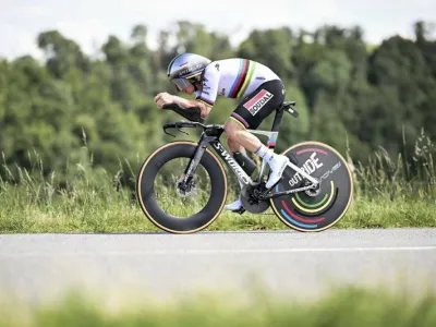 Remco Evenepoel je kronometer odpeljal s povprečno hitrostjo 49,3 km/h.&nbsp;