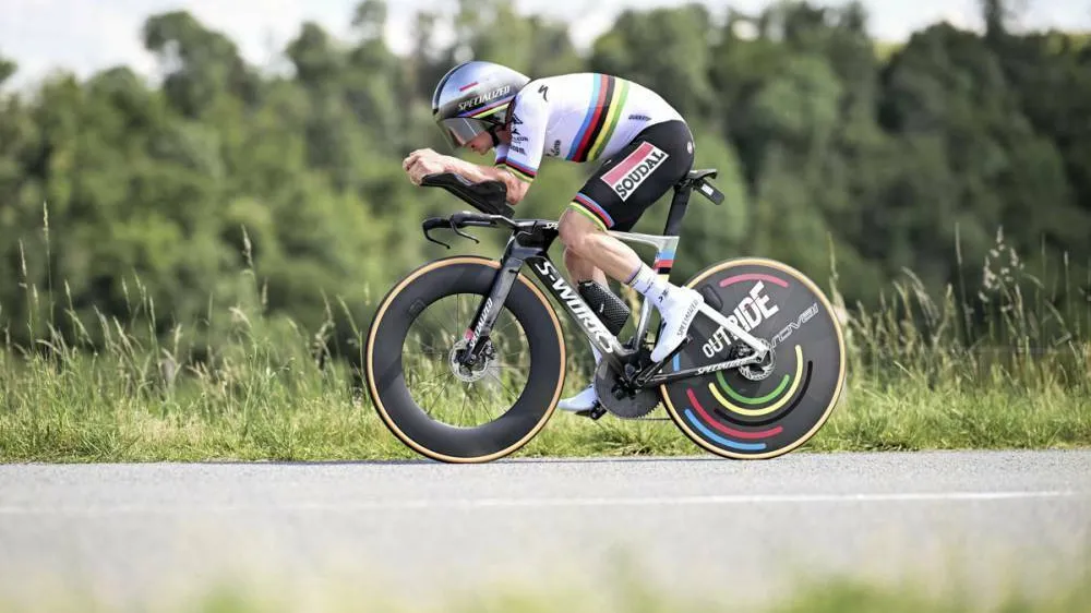 Remco Evenepoel je kronometer odpeljal s povprečno hitrostjo 49,3 km/h.&nbsp;