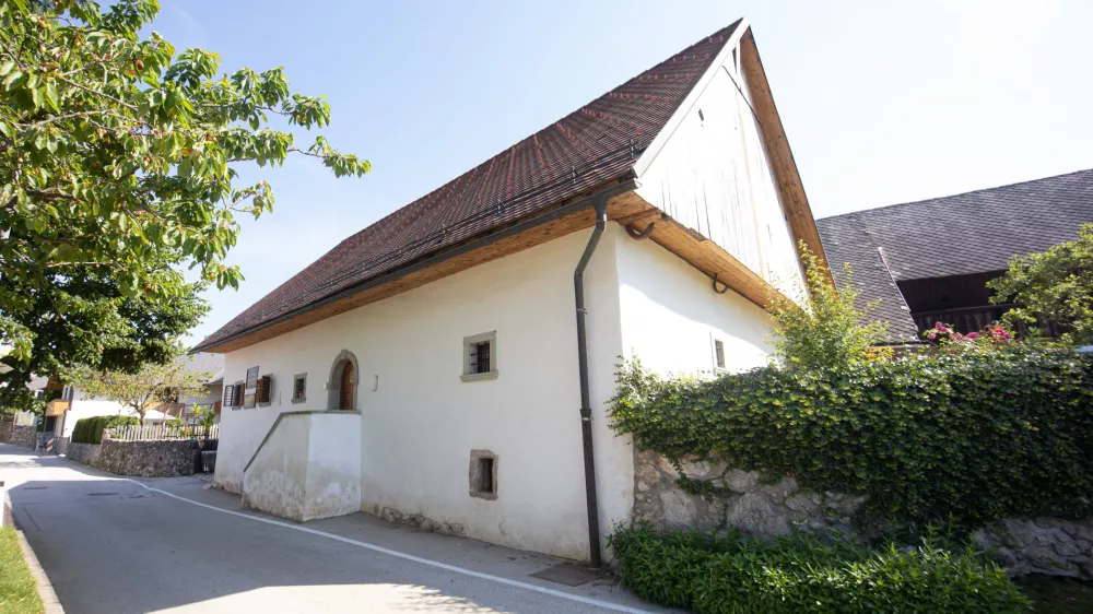 Zirovnica, Presernova rojstna hisa v Vrbi.Ministrica za kulturo Asta Vrecko je podpisala pogodbo z izvajalcem, ki bo Presernovo rojstno hiso obnovil in preuredil v sodoben muzejski kompleks.