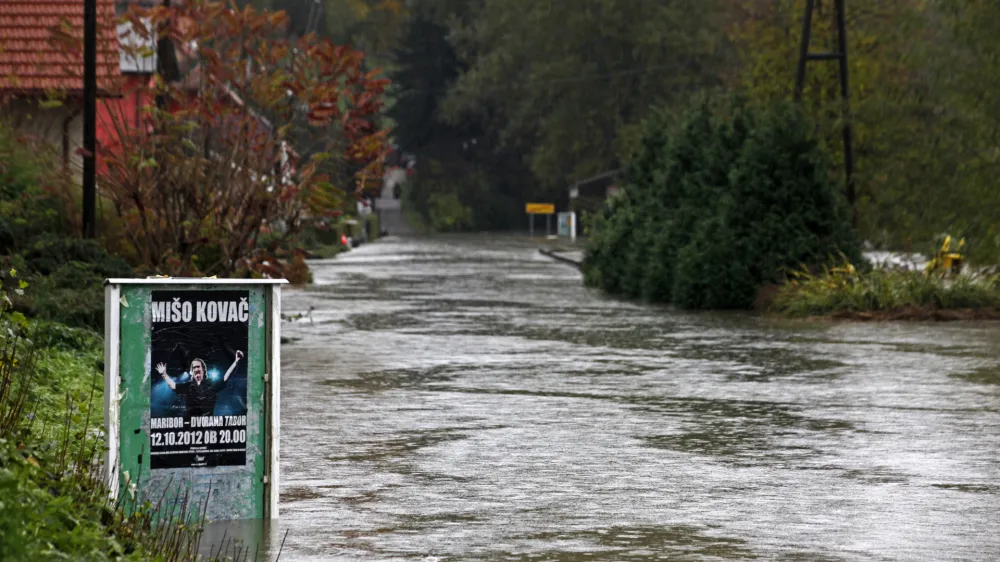 - Poplave 2012 - reka Drava prestopila bregove zaradi dviga zapornic na avstrijski strani //FOTO: Jaka Gasar