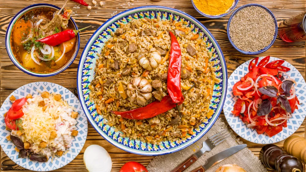 dishes of Uzbek cuisine shurpa, pilaf / Foto: Максим Крысанов