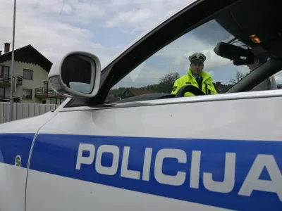 - Policija - policijska akcija Hitrost - počasneje je varneje, v okviru katere bo poostrila nadzor na cestah. - radar - meritev hitrosti, kontrola - Log pri Brezovici - glavni cilj akcije je po navedbah policije zmanj&scaron;anje &scaron;tevila prometnih nesreč zaradi hitrosti.//FOTO: Luka CjuhaOPOMBA: ZA OBJAVO V ČASOPISU DNEVNIK