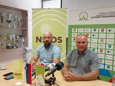 V hi&scaron;i, kjer domuje &scaron;port invalidov, sta Primož Jeralič (na levi) in Gregor Gračner predstavila odnos države do paralimpijskih iger.