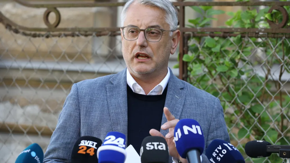 12.04.2024 - Minister za gospodarstvo, turizem in &scaron;port Matjaž Han bo danes ob 14. uri na križi&scaron;ču Resljeve in Čufarjeve za stavbo RTV Slovenija dal izjavo za medije glede kandidature za predsednika stranke SD na sobotnem volilnem kongresuFoto: Luka Cjuha