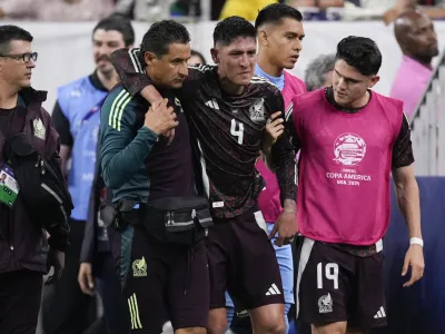 Mexico's Edson Alvarez, center, leaves the pitch after being injured during a Copa America Group B soccer match against Jamaica in Houston, Texas, Saturday, June 22, 2024. (AP Photo/Kevin M. Cox)
