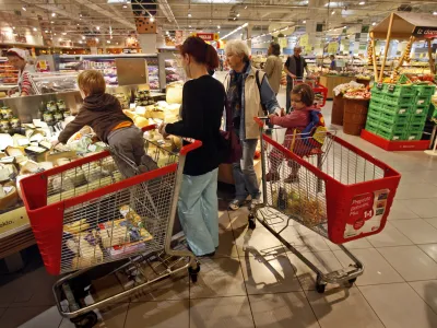 mlečni izdelki - siri - izdelki iz slovenskega mleka - slovenska prehrana - potro&scaron;niki - nakupovanje - družina - Mercator center &Scaron;i&scaron;ka - Hipermarket, Cesta Ljubljanske brigade 33, //FOTO: Tomaž Skale