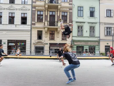 - 26.04.2024. Priprava trampolina nad Ljubljanico ob Novem trgu za prireditev Odbito na Ljubljanici. //FOTO: Bojan Velikonja