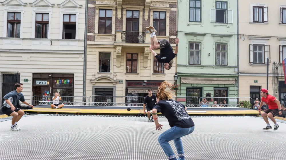 - 26.04.2024. Priprava trampolina nad Ljubljanico ob Novem trgu za prireditev Odbito na Ljubljanici. //FOTO: Bojan Velikonja