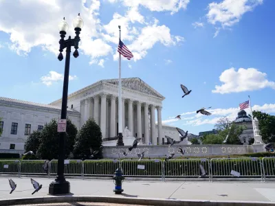 FILE PHOTO: Birds fly outside the U.S. Supreme Court on the day justices issue orders in pending appeals in Washington, U.S., June 24, 2024. REUTERS/Nathan Howard/File Photo