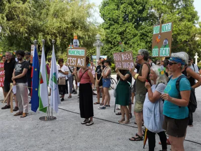  09.07.2024. Otvoritev razstave Ohranjamo narave sredi mesta ob 40. obletnice Parka Tivoli in protest za ohranitev narave Mladih za podnebne spremembe. Foto: Bojan Velikonja