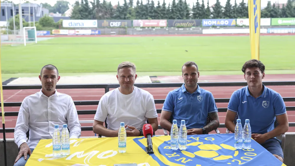 &scaron;portni direktor Dejan Močnik, trener Ale&scaron; Arnol, igralca Matej Poplatnik in Martin Pečar- 08.07.2024 - na stadionu ŽAK v &Scaron;i&scaron;ki predstavitev NK Brava pred novo sezono in nastopom v kvalifikacijah za konferenčno ligo  //FOTO: Jaka Gasar