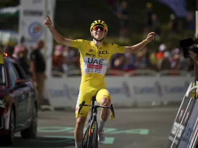 Tadej Pogačar je z zmagama v gorskih etapah dirke po Franciji tekmecem pokazal, da je trenutno nesporna &scaron;tevilka ena svetovnega kolesarstva.

&nbsp;